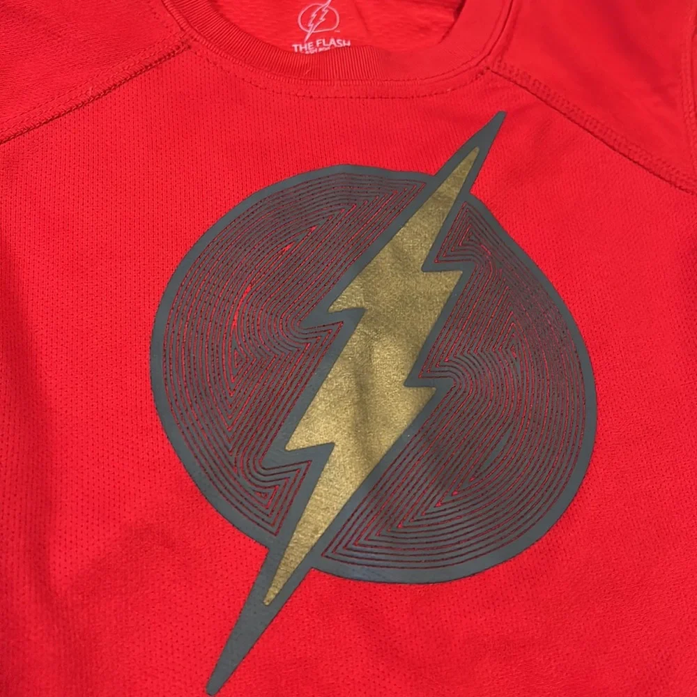 DC Comics ‘The Flash’ Boys 6/7  shirt with cool front logo shirt. 100% polyester